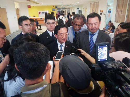 沙巴旅游部助理部長彭育明、沙巴馬中聯(lián)誼協(xié)會(huì)會(huì)長胡逸山陪同中國駐馬大使黃惠康接受媒體采訪傳媒采訪(右一為彭育明，左二為胡逸山)。