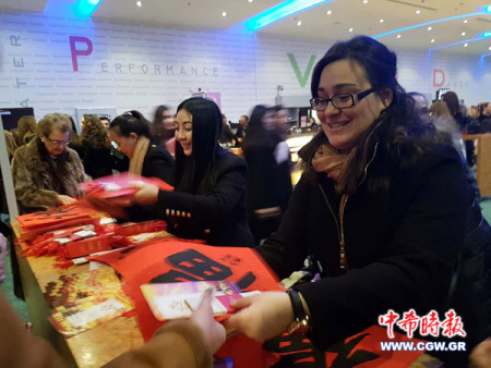 演出劇場(chǎng)門(mén)口，觀眾們爭(zhēng)相領(lǐng)取來(lái)自中國(guó)的新年禮物。