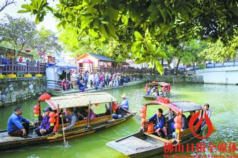 游客在順德逢簡(jiǎn)水鄉(xiāng)搭乘游船，飽覽沿途水鄉(xiāng)風(fēng)光。 　　/佛山日?qǐng)?bào)記者朱朝貴攝