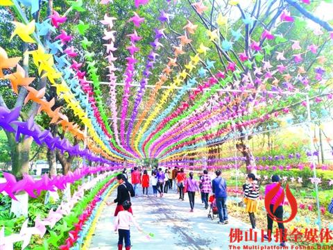 三水荷花世界，市民穿過長(zhǎng)達(dá)數(shù)百米的風(fēng)箏長(zhǎng)廊。 　　/佛山日?qǐng)?bào)記者楊立韻攝