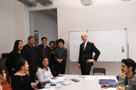 裘援平參觀德語(yǔ)學(xué)校，和學(xué)生們互動(dòng)。（法國(guó)《歐洲時(shí)報(bào)》/盧力 攝）