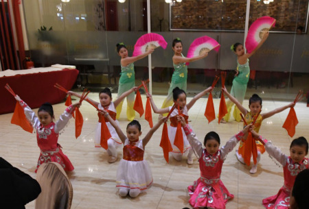 新春聯(lián)歡會(huì)節(jié)目表演。(法國《歐洲時(shí)報(bào)》/丁兆琨 攝)