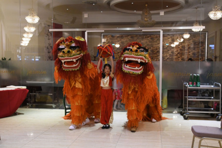 新春聯(lián)歡會(huì)現(xiàn)場。(法國《歐洲時(shí)報(bào)》/丁兆琨 攝)