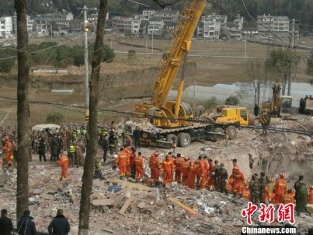 浙江文成民房坍塌現(xiàn)場(chǎng)。　徐明 攝