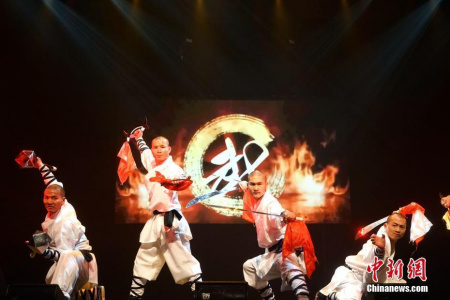 少林武僧表演《少林雄風(fēng)——十八般兵器》。 <a target='_blank' >中新社</a>記者 付強(qiáng) 攝
