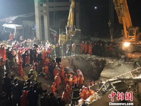 文成民房坍塌救援現(xiàn)場(chǎng)　李婷婷　攝