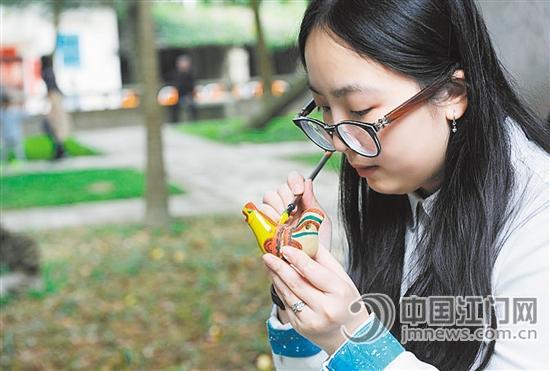 一市民正學(xué)習(xí)制作“泥雞”。