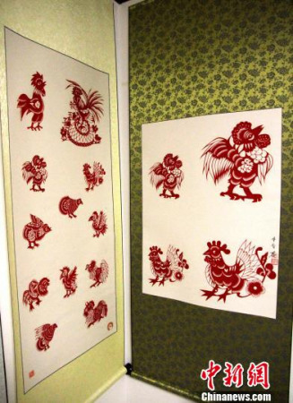 齊秀花說，藝術(shù)來源于生活，剪這些形狀、姿態(tài)雞的靈感，來自自己年輕時在農(nóng)村養(yǎng)小雞時所觀察到的細(xì)節(jié)?！∩骋婟?攝