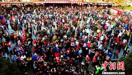 春節(jié)期間，皇城相府景區(qū)內(nèi)游人如織?！〕声i 攝