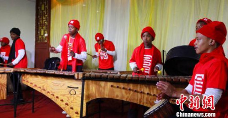 南非國際友人帶來的器樂表演，時而高亢，時而憂傷，感染人的情緒，讓游客不用出國就能感受異國風情?！〕声i 攝