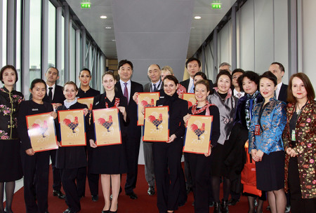 法航在戴高樂機場2E航站樓舉辦慶祝中國春節(jié)的活動，中國駐法大使翟雋、經(jīng)商處高元元公參和、法航-荷航總裁兼首席執(zhí)行官雅納亞克與參與此次活動的工作人員合影。（法國《歐洲時報》/張新 攝）