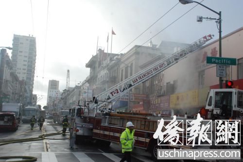 消防車在火災(zāi)現(xiàn)場進行灌救，可見煙霧仍從肇事現(xiàn)場內(nèi)冒出。(美國《僑報》/吳卓明 攝)