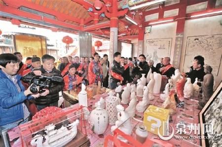 2月2日，農(nóng)歷正月初六，依照傳統(tǒng)年俗，百業(yè)正式開業(yè)。世界瓷都——泉州德化是中國外銷瓷的主要產(chǎn)地，當天，數(shù)十名陶瓷工藝精英和陶瓷企業(yè)家聚集在德化祖龍宮，依照沿襲數(shù)百年的禮儀，敬獻精心制作的陶瓷新產(chǎn)品為貢品，隆重舉行祭祀窯神林炳的典禮，祈禱新的一年里，陶瓷業(yè)更加興旺發(fā)達，產(chǎn)品暢銷中外。鳳凰衛(wèi)視攝制組專程到場拍攝。 (徐藝星 攝)