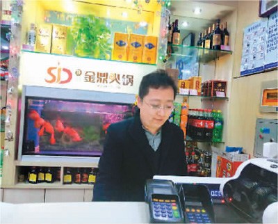 火鍋店忙碌時，代超也會來店里幫忙。