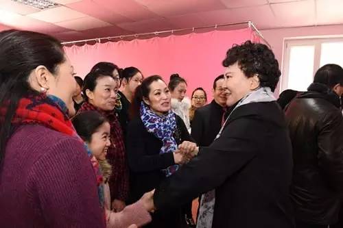 裘援平與匈牙利華星藝術(shù)團(tuán)進(jìn)行交流。