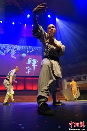 少林武僧功夫表演。<a target='_blank' >中新社</a>記者 付強(qiáng) 攝