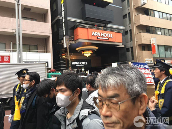 游行人群途經(jīng)APA酒店。賈文婷攝