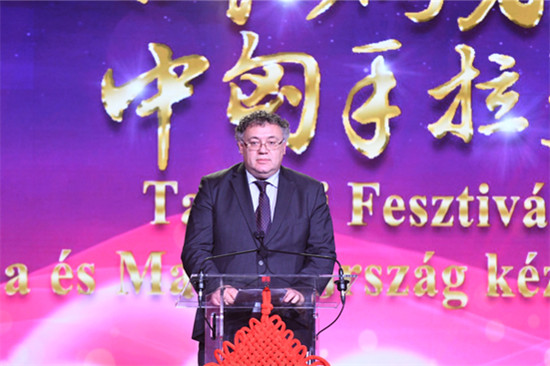 匈牙利外交部文化外交事務(wù)國秘易加爾多致辭。