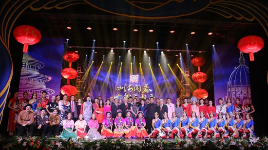 演出結(jié)束后，演職人員與裘援平、段潔龍等合影。