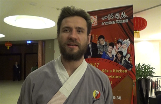 參加演出的匈牙利演員孔茗對記者說，自己很喜歡中國的哲學、文化和茶道。他也非常喜歡中國的太極拳，今晚的節(jié)目中就有他們團隊的表演，他非常榮幸能參加這么盛大的演出。
