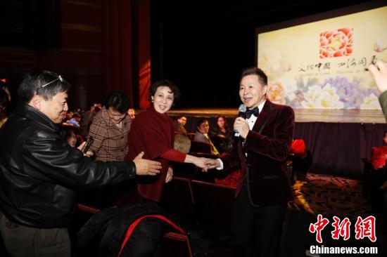 當?shù)貢r間2月3日，歌唱家王宏偉走到臺下在堪薩斯城華人華僑中國演唱。當晚，由中國國務院僑務辦公室派出的“文化中國·四海同春”北美團，在美國堪薩斯城舉行春節(jié)北美慰僑訪演的首場表演，演出用中國民族歌舞為當?shù)厝A僑華人送去新春佳節(jié)的祝福與問候。該團將在美國和加拿大的7個城市演出。<a target='_blank' >中新社</a>記者 廖攀 攝