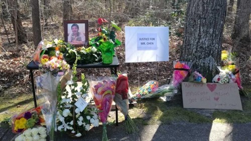 命案現(xiàn)場(chǎng)放了陳建生遺像和鮮花。(美國(guó)《世界日?qǐng)?bào)》/讀者提供)