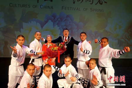 當?shù)貢r間2月2日晚，“四海同春”海外訪演首次亮相英國第二大城市伯明翰，由河南歌舞演藝集團與嵩山少林寺聯(lián)袂帶來的富有中華韻味的節(jié)目收獲如潮好評，助中華文化在海外實力“圈粉”。圖為伯明翰榮譽市長Carl Rice攜夫人與少林武僧合影。 <a target='_blank' >中新社</a>記者 付強 攝