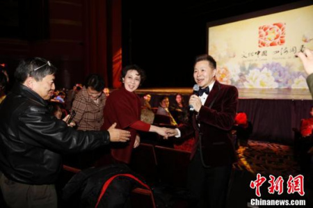 當?shù)貢r間2月3日，歌唱家王宏偉走到臺下在堪薩斯城華人華僑中國演唱。當晚，由中國國務院僑務辦公室派出的“文化中國·四海同春”北美團，在美國堪薩斯城舉行春節(jié)北美慰僑訪演的首場表演，演出用中國民族歌舞為當?shù)厝A僑華人送去新春佳節(jié)的祝福與問候。該團將在美國和加拿大的7個城市演出。<a target='_blank' >中新社</a>記者 廖攀 攝