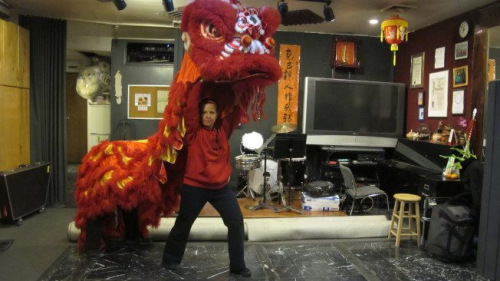 皮瑞姆學(xué)習(xí)舞獅十多年，非常熱愛(ài)表演和訓(xùn)練。(美國(guó)《世界日?qǐng)?bào)》/高夢(mèng)梓 攝)