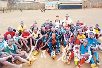 陰斌斌創(chuàng)辦的“造夢(mèng)公益組織”，曾在馬薩雷貧民窟組織過足球比賽。圖為陰斌斌（后排左二）與足球隊(duì)員合影。