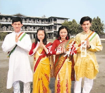 在印度支教時(shí)，袁怡（右二）曾穿上當(dāng)?shù)氐奶厣?，參加學(xué)校的文藝演出。圖為袁怡與學(xué)校里其他志愿者合影。