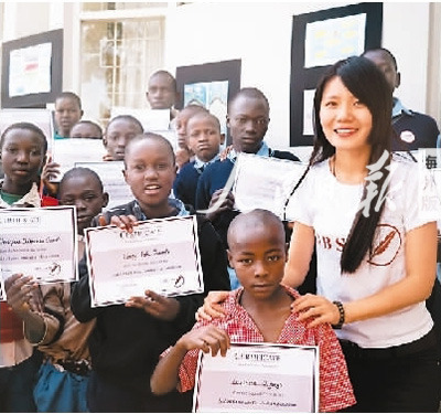 在造夢(mèng)公益組織貧民窟畫展項(xiàng)目的頒獎(jiǎng)典禮上，陳舒捷（右一）和優(yōu)秀小畫家合影留念。