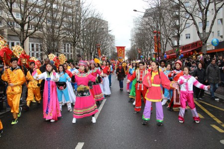 身著民族服裝的少女跳起《小蘋(píng)果》。（法國(guó)《歐洲時(shí)報(bào)》/黃冠杰 攝）