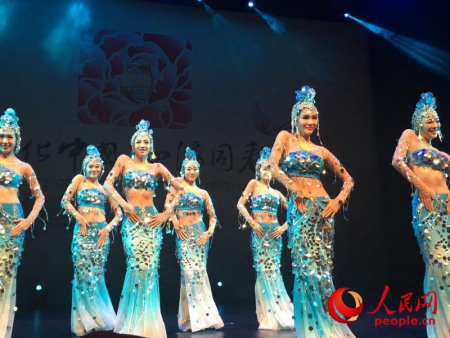 “文化中國·四海同春”藝術(shù)團赴大洋洲慰僑訪演5日在新西蘭最大城市奧克蘭拉開帷幕，來自中國的藝術(shù)家們聯(lián)手新西蘭華星藝術(shù)團帶來歌、舞、雜技、民樂、變臉等精彩演出。記者 王堯攝 圖片來源：人民網(wǎng)