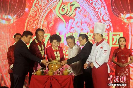 2月6日，菲律賓華社各團體新春聯(lián)歡晚會在馬尼拉舉行，中國國務(wù)院僑辦“中餐繁榮”廚藝團為出席的僑胞送上年飯。圖為中國國務(wù)院僑務(wù)辦公室主任裘援平與中國駐菲律賓大使趙鑒華及當(dāng)?shù)貎S領(lǐng)一起為菜品揭開壇蓋。裘援平當(dāng)天率團密集走訪菲華社會主要僑團、馬尼拉中國城及崇仁醫(yī)院、華僑養(yǎng)老院，并與菲華各界代表座談。 <a target='_blank' >中新社</a>記者 張明 攝