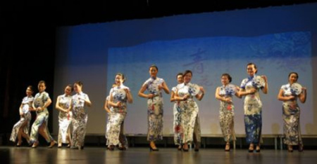 芝加哥旗袍協(xié)會(huì)表演《青花瓷韻》