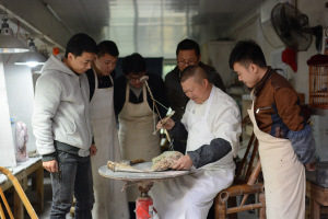 非物質(zhì)文化遺產(chǎn)項目代表性傳承人、省級工藝美術(shù)大師李德為學(xué)徒示范車鉆使用方法