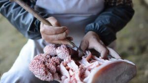 石雕藝人使用鑿子對作品進行鏟平、修光