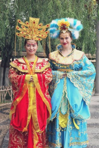 南加州大學(xué)(USC)電影學(xué)院猶太學(xué)生Ariel Sobel(右)與中國(guó)紀(jì)錄片導(dǎo)演陶夢(mèng)頔合拍紀(jì)錄片《客居汴京》(The Lost Tribe)講述中國(guó)猶太人的故事。(美國(guó)《世界日?qǐng)?bào)》/Sobel提供)