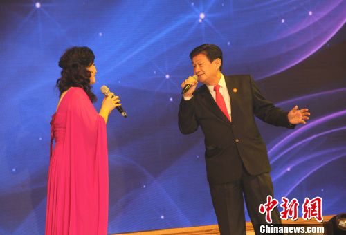 印尼華人(右)與演員合唱《為了誰》。林永傳 攝