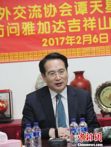 譚天星在座談會(huì)上肯定該會(huì)在促進(jìn)中印尼經(jīng)貿(mào)文化交流中所做的工作及發(fā)揮的作用，并盛贊華人在中印尼關(guān)系發(fā)展中的獨(dú)特作用。林永傳 攝