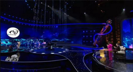 中央電視臺大型文化節(jié)目《中國詩詞大會(huì)》第二季自春節(jié)播出以來廣受歡迎。節(jié)目堅(jiān)持從詩詞文化中汲取營養(yǎng)，對中國歷史、中國文化、中國故事進(jìn)行高度凝煉，從傳統(tǒng)文化中挖掘時(shí)代內(nèi)涵，透過耳熟能詳?shù)脑娫~名句，引導(dǎo)觀眾不斷增強(qiáng)對中華優(yōu)秀傳統(tǒng)文化的價(jià)值認(rèn)同感和歸屬感。(央視截圖)