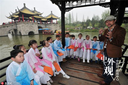 2016年4月2日，江蘇揚(yáng)州瘦西湖景區(qū)，央視詩詞大會(huì)擂主給揚(yáng)州市汶河小學(xué)國學(xué)班的孩子們講授有關(guān)揚(yáng)州詩詞，孩子們身著古裝，跟隨夏昆老師邊游邊學(xué)，孩子們在充分游覽的同時(shí)學(xué)習(xí)國學(xué)文化。(劉江瑞)