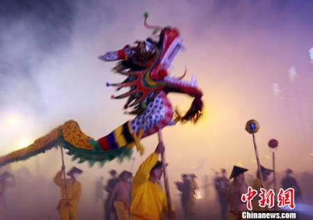 圖為廣西賓陽炮龍節(jié)炮聲不停、龍舞不止?！钪拘?攝