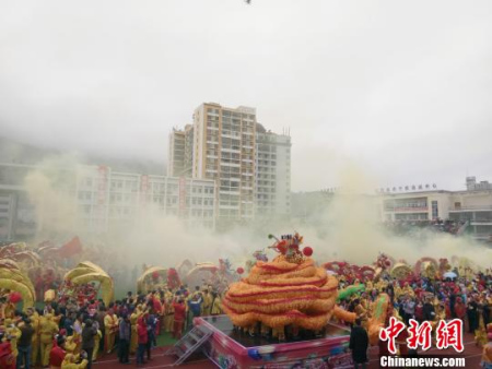 仡佬毛龍節(jié)現(xiàn)場(chǎng)。　周燕玲 攝