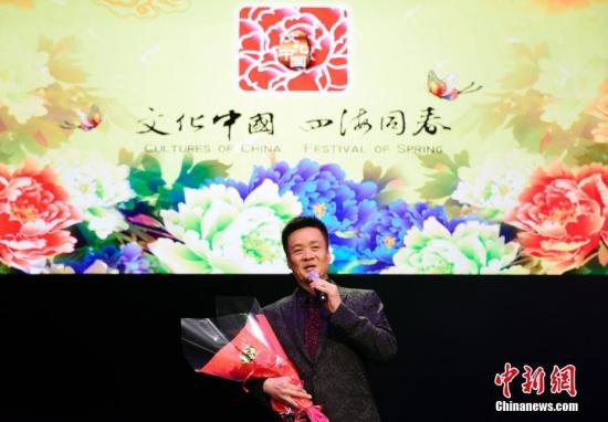 中國(guó)著名男高音歌唱家閻維文獻(xiàn)唱。 <a target='_blank' >中新社</a>記者 龍劍武 攝