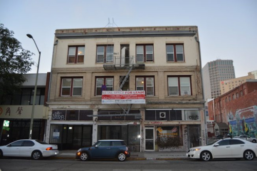 奧克蘭華埠附近的八街524號(hào)的一棟大樓內(nèi)住著34戶華人，曾疑似遭到逼遷。(美國(guó)《世界日?qǐng)?bào)》/劉先進(jìn) 攝)