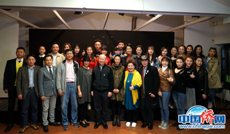 “四海同春”歐洲二團(tuán)7日傍晚走進(jìn)西班牙華星藝術(shù)團(tuán)開展聯(lián)誼活動，雙方演員各自獻(xiàn)上精彩表演，在雙向觀摩中分享經(jīng)驗(yàn)心得、促進(jìn)文化交流。圖為現(xiàn)場合影。付強(qiáng) 攝