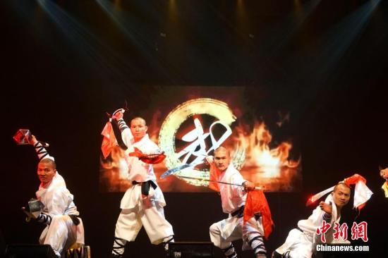  少林武僧表演《少林雄風(fēng)——十八般兵器》。 <a target='_blank' >中新社</a>記者 付強 攝