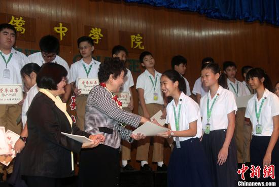 2月7日，中國國務(wù)院僑務(wù)辦公室主任裘援平率團(tuán)在馬尼拉連續(xù)走訪菲律賓僑中學(xué)院和菲律賓中正學(xué)院，向這兩所知名華文學(xué)校頒發(fā)“海外華文教育示范學(xué)?！辟Y助金。圖為裘援平向菲律賓僑中學(xué)院華文學(xué)習(xí)成績突出的學(xué)生頒發(fā)獎狀。<a target='_blank' >中新社</a>記者 張明 攝